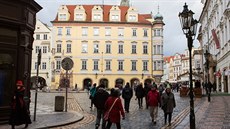 Kolem bloku historických radničních domů denně proudí davy turistů na... Kolem bloku historických radničních domů denně proudí davy turistů na...
