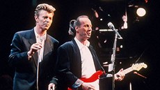 David Bowie a Adrian Belew na turné Souond+Vision v roce 1990 David Bowie a Adrian Belew na turné Souond+Vision v roce 1990