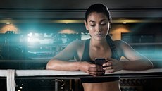 Nomofobik se nedokáže vzdát mobilu ani při sportu Nomofobik se nedokáže vzdát mobilu ani při sportu