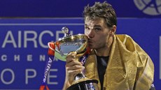 Stan Wawrinka s trofejí pro vítěze turnaje v indickém Čennaí. Stan Wawrinka s trofejí pro vítěze turnaje v indickém Čennaí.