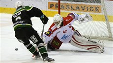 Brankář Olomouce Branislav Konrád maří nájezd Vladimíra Sičáka z Karlových Varů. Brankář Olomouce Branislav Konrád maří nájezd Vladimíra Sičáka z Karlových Varů.