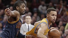 Stephen Curry z Golden State kontroluje míč, brání ho Kyrie Irving z Clevelandu. Stephen Curry z Golden State kontroluje míč, brání ho Kyrie Irving z Clevelandu.