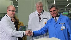 Premiér Bohuslav Sobotka (vlevo) si 13. ledna 2016 prohlédl závod Siemens v... Premiér Bohuslav Sobotka (vlevo) si 13. ledna 2016 prohlédl závod Siemens v...