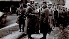Snímek zachycuje císaře Karla při rozhovoru s Králíčkem. Snímek zachycuje císaře Karla při rozhovoru s Králíčkem.