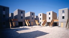 Alejadro Aravena navrhuje asto bydlení pro chudé, které bývá hrazeno z...