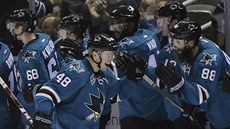 Tomáš Hertl ze San Jose se raduje se spoluhráči z jednoho ze svých dvou gólů v... Tomáš Hertl ze San Jose se raduje se spoluhráči z jednoho ze svých dvou gólů v...