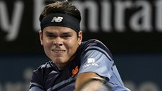 Milos Raonic ve finálovém souboji s Rogerem Federerem.