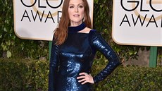 Hereka Julianne Moore si na ervený koberec Zlatých glób vybrala tmav modrou...