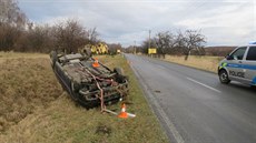 Mladík vyjel na kluzké silnice na letních pneumatikách, poblí Zlatých Hor...