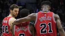 Pau Gasol, Aaron Brooks a Jimmy Butler vstebávají poráku svého Chicaga s...