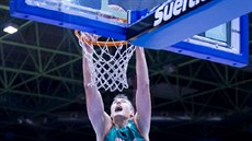 Ondřej Balvín ze Seville smečuje do koše Zaragozy. Ondřej Balvín ze Seville smečuje do koše Zaragozy.