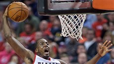 Al-Farouq Aminu z Portlandu se napahuje ke smei.