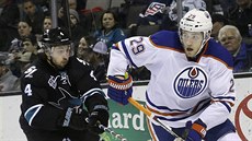 Leon Draisaitl (vpravo) z Edmontonu ujídí Brendenu Dillonovi ze San Jose.