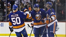 Adam Pelech, Kyle Okposo a Brock Nelson se radují z gólu NY Islanders.