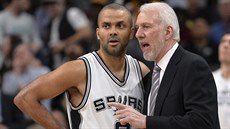 Tony Parker ze San Antonia naslouchá svému trenérovi Greggu Popovichovi.