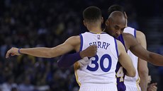 Stephen Curry (vlevo) z Golden State a Kobe Bryant z LA Lakers se zdraví ped...