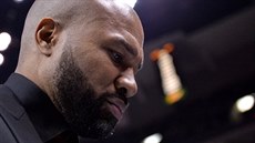 Derek Fisher se zamýšlí nad hrou New York Knicks. Derek Fisher se zamýšlí nad hrou New York Knicks.