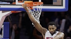 Andre Drummond z Detroitu právě zasmečoval do koše Golden State. Andre Drummond z Detroitu právě zasmečoval do koše Golden State.