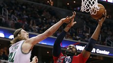 Kelly Olynyk (vlevo) z Bostonu se marn natahuje po míi, ke koi letí Nené z...