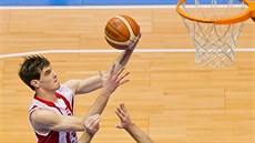 Pardubický basketbalista Viktor Plpán donáí mí do ostravského koe.