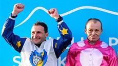 V cíli Velké pardubické 2015 se nejvíc radoval Marek Stromský (vlevo), jako... V cíli Velké pardubické 2015 se nejvíc radoval Marek Stromský (vlevo), jako...