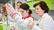 Výuka chemie je zvláště na odborných školách obtížnější poté, co novela zákona... Výuka chemie je zvláště na odborných školách obtížnější poté, co novela zákona...