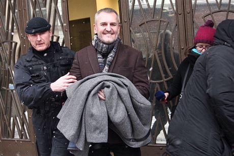 Policisté odvádjí Petra Sisáka  z budovy policie na praském Pertýn.