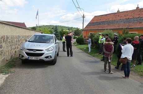 Rekonstrukce ásti honiky policie s recidivistou Milanem Mikoviem (vpravo...