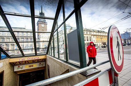 Znaka zakazující vstup chodc ped restaurací v centru Pardubic