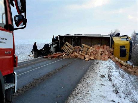 Vysypaný kamion, který blokuje provoz na I/35.