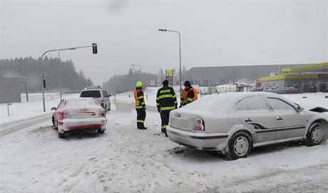 Na svtelné kiovatce u Tí Viek se srazila ervená oktávka se edou. Oba...