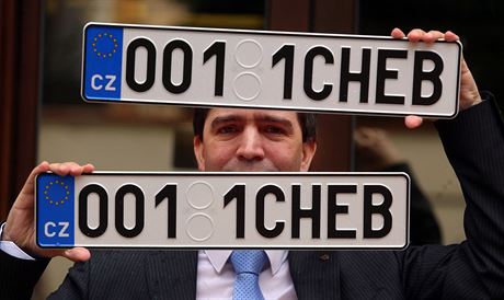 Chebský starosta Petr Navrátil ukazuje nové registraní znaky, kterými budou...