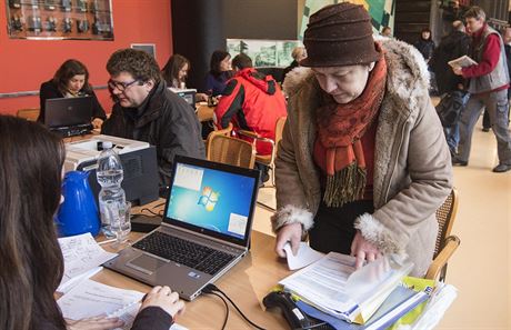 Loni lidé se ádostmi na kotlíkové dotace stáli v nkolikahodinových frontách, letos podávali ádosti elektronicky.