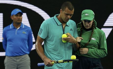 GENTLEMAN. Jo-Wilfried Tsonga pomáhá jedné ze sbraek z kurtu poté, co ji...