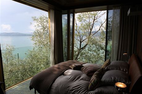 U vcarskho jezera Murten je jeden z pokoj luxusnho hotelu umstn v...