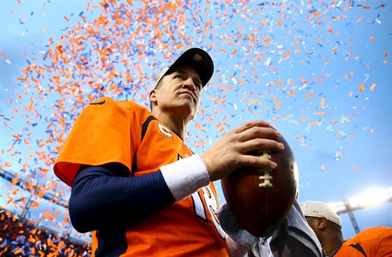 Quarterback Peyton Manning z Denveru. Jeden z nejlepích hrá NFL.