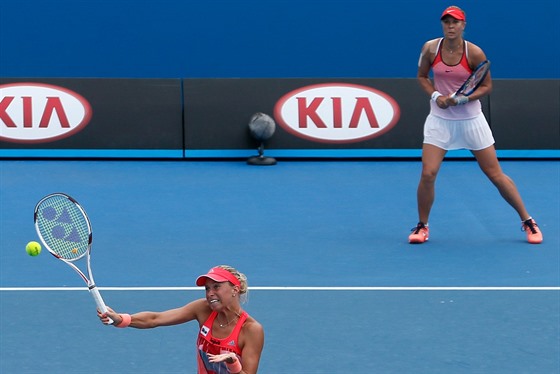 Na síti se v semifinále Australian Open soustedí Andrea Hlaváková, za ní je...