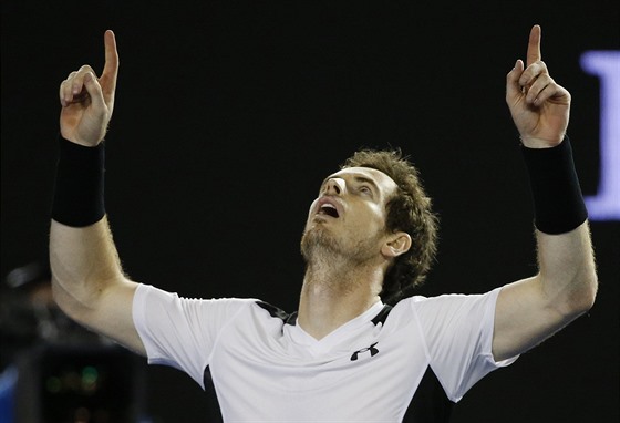 POZDRAV DO NEBE. Andy Murray po vítzném semifinále Australian Open.