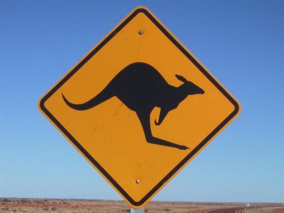 Australská dopravní znaka upozoruje na výskyt klokan