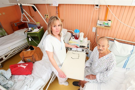 Zdravotní sestra Lída Matouková s pacientem Václavem Nemanským na pokoji...