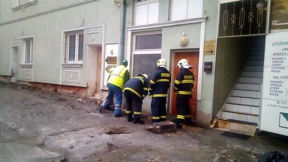 Bagrista pokodil plynovou pípojku u domu v Sokolovské ulici.