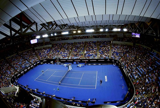 POD STECHOU. Kvli poasí se v pátek na Australian Open hraje pod zataenou...