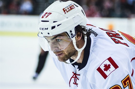 VEUML. Michael Frolík hraje v NHL u za tvrtý klub, v souasnosti za Calgary. Dokázal se adaptovat na hokejový vývoj svou vestranností, take je dleitým prvkem i v reprezentaní sestav. 