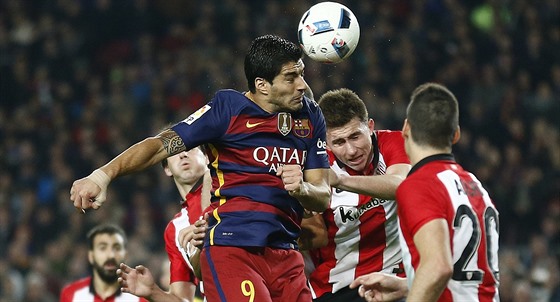 Luis Suárez z Barcelony hlavikuje v utkání s Bilbaem.