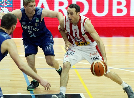 Momentka z duelu basketbalist Pardubic (v pruhovaném) a Prostjova.