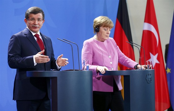 Nmecké kancléka Angela Merkelová a její turecký protjek Ahmet Davutoglu na...