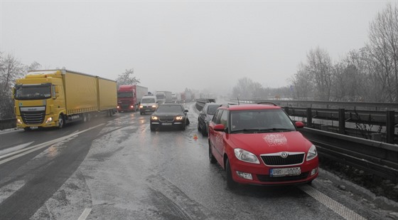 Na dálnici D46 u Prostjova havarovaly na kluzké silnici dv desítky aut,...