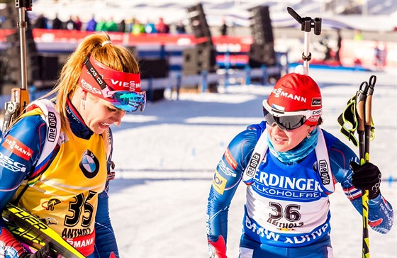 Gabriela Soukalová (vlevo) a Veronika Vítková v cíli sprintu Svtového poháru v...