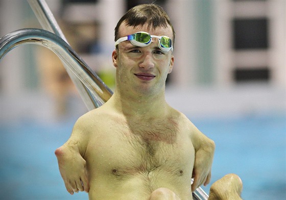 Handicapovaný závodní plavec Arnot Petráek