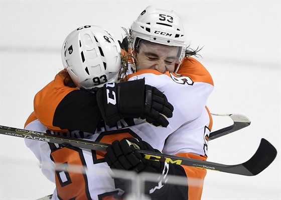 Jakub Voráek (vlevo) a  Shayne Gostisbehere oslavují gól Philadelphie.